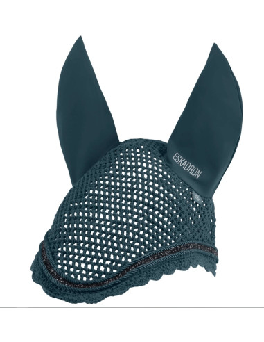 Bonnet crocheté en coton avec large découpe derrière les oreilles.