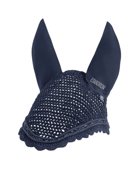 Bonnet crocheté en coton avec large découpe derrière les oreilles.